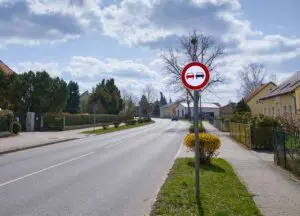 Read more about the article Auch ohne Verbots­schild: In diesen Situa­tionen sollte auf das Überholen verzichtet werden