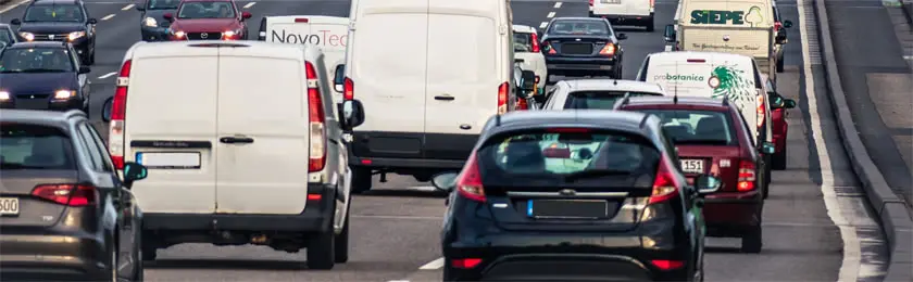 Auto werden rechts überholt.
