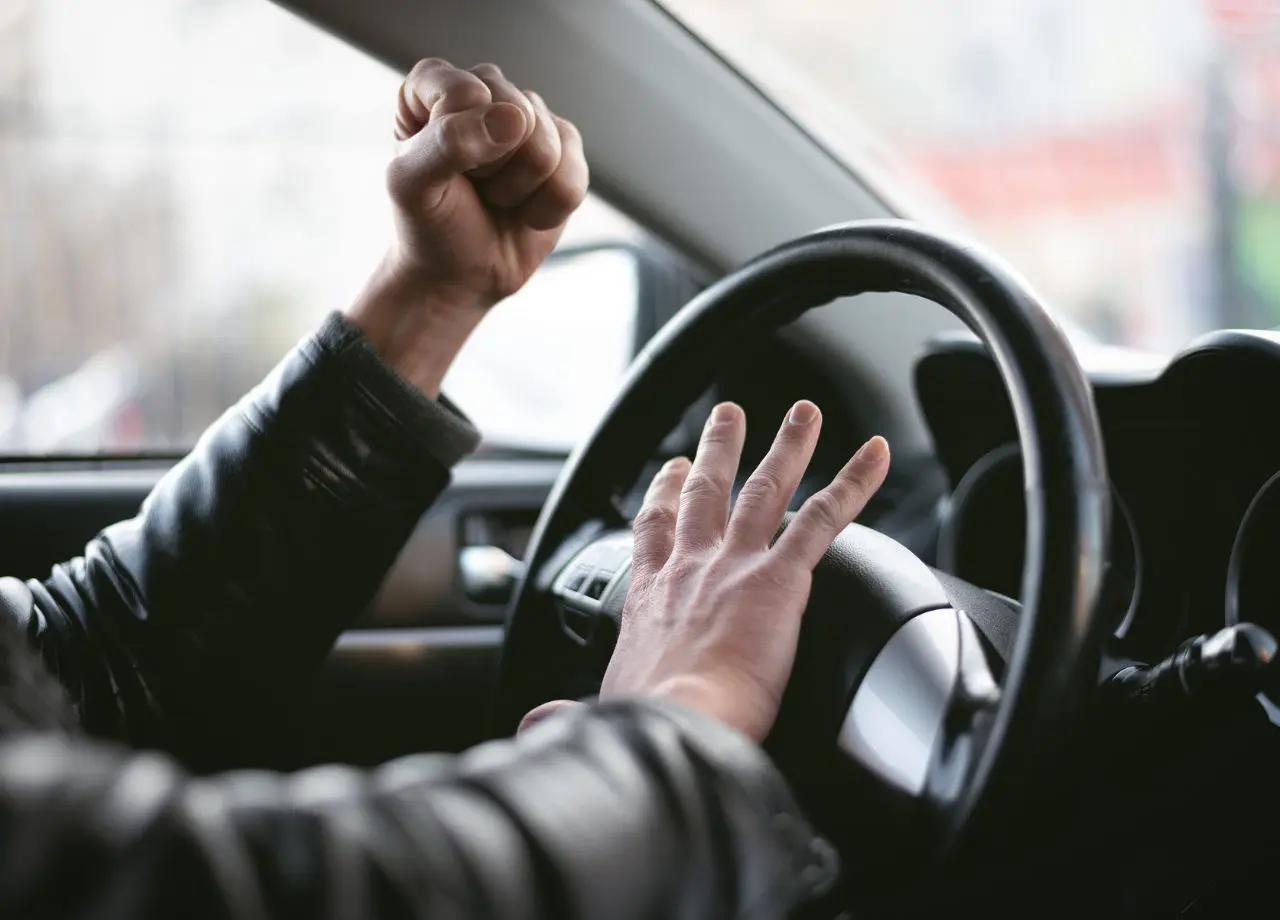 Hupen im Straßenverkehr: Ein Balanceakt zwischen Warnung und Störung - Wütender Autofahrer haut auf die Hupe