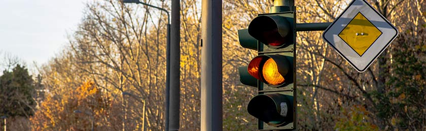Read more about the article Darf man noch schnell über die gelbe Ampel fahren?