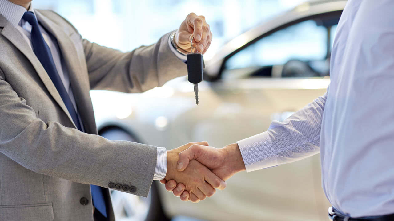 Read more about the article Deutsche halten sich in 2023 beim Autokauf bedeckt