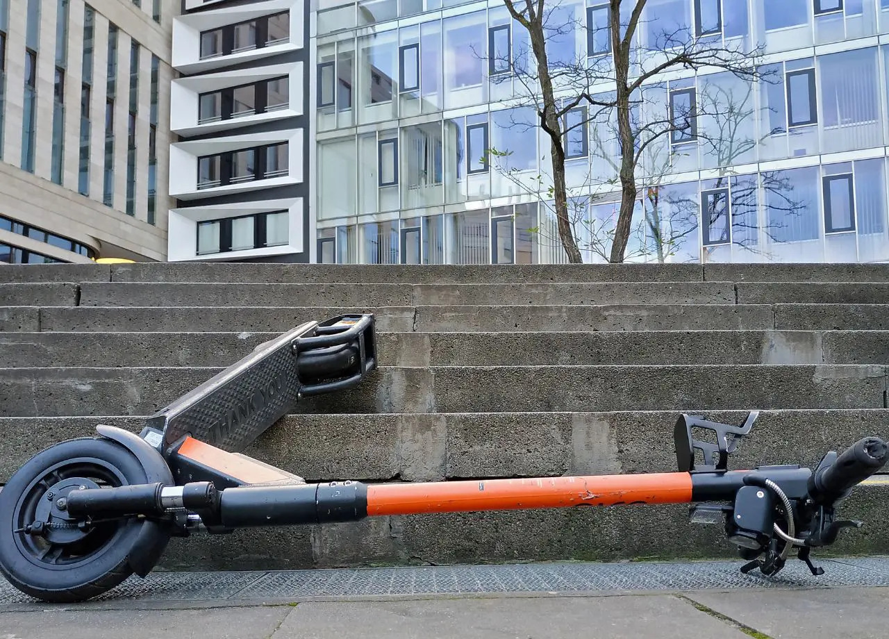 Wer zahlt für Schäden durch umgefallene E-Scooter?