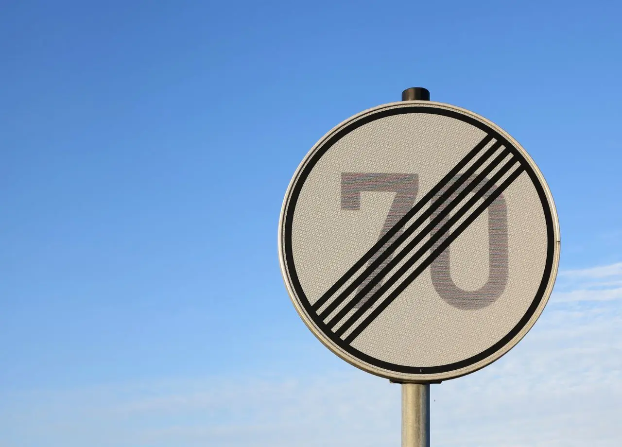 Read more about the article Aktivisten sabotieren Straßen­verkehr: Verkehrs­schilder zur Aufhebung des Tempo­limits heimlich abgebaut