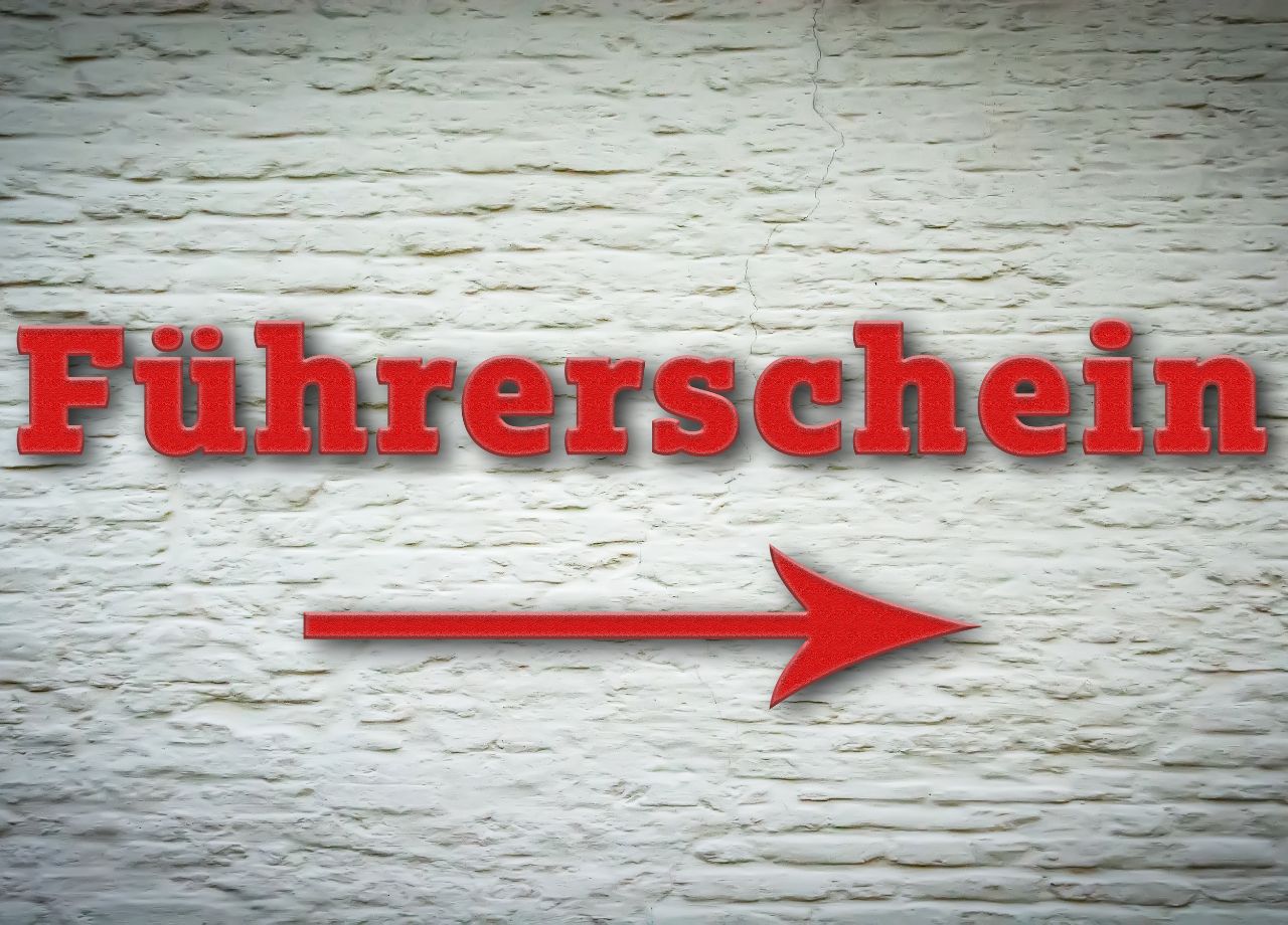 Read more about the article Warten auf den Lappen: Wie ein verlo­rener Führer­schein zum Chaos-Behördengang führt