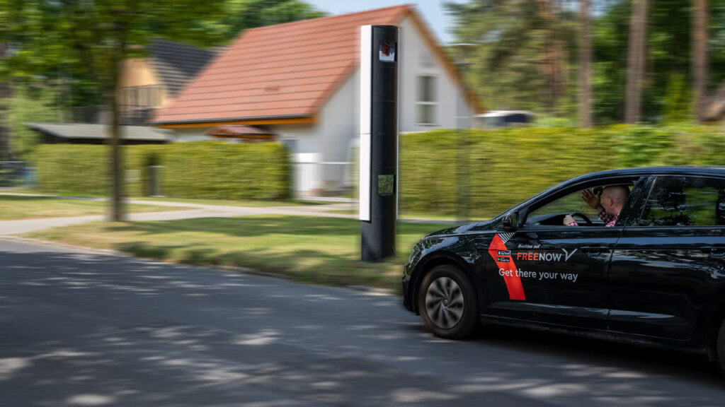 Mietfahrzeug wird auf einer Straße geblitzt. Fahrer ist außer sich.