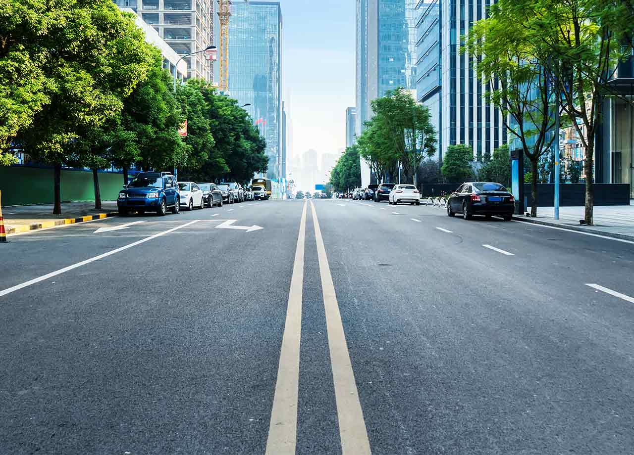 Read more about the article Doppelt, unter­brochen oder durch­ge­zogen: Was bedeuten die strich­haften Fahrbahn­mar­kie­rungen inmitten der Straße?