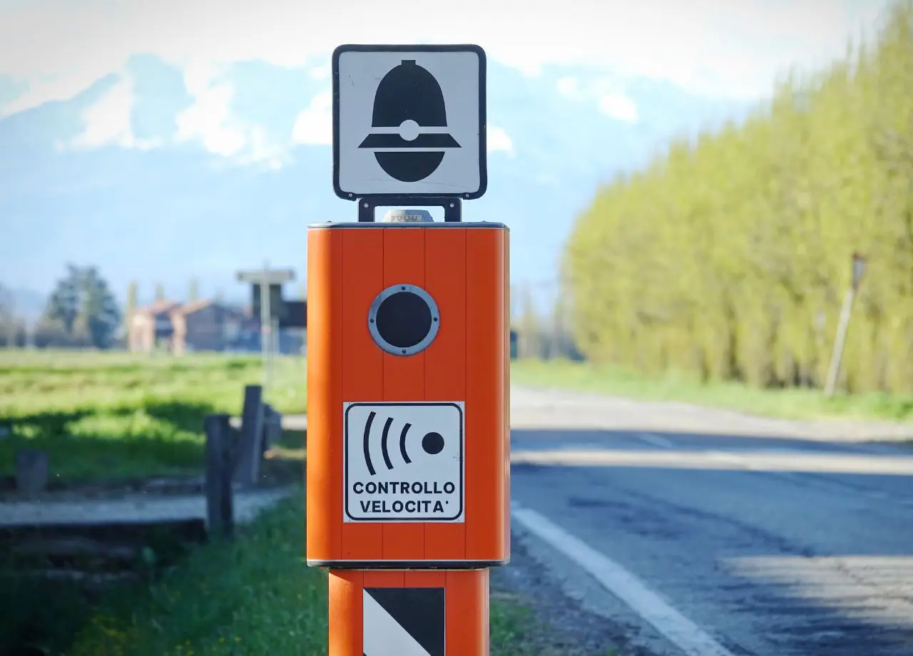 Read more about the article Anzei­gen­haupt­meister, Sorgenkind E-Auto, Fahrrad­blinker – Das war 2024