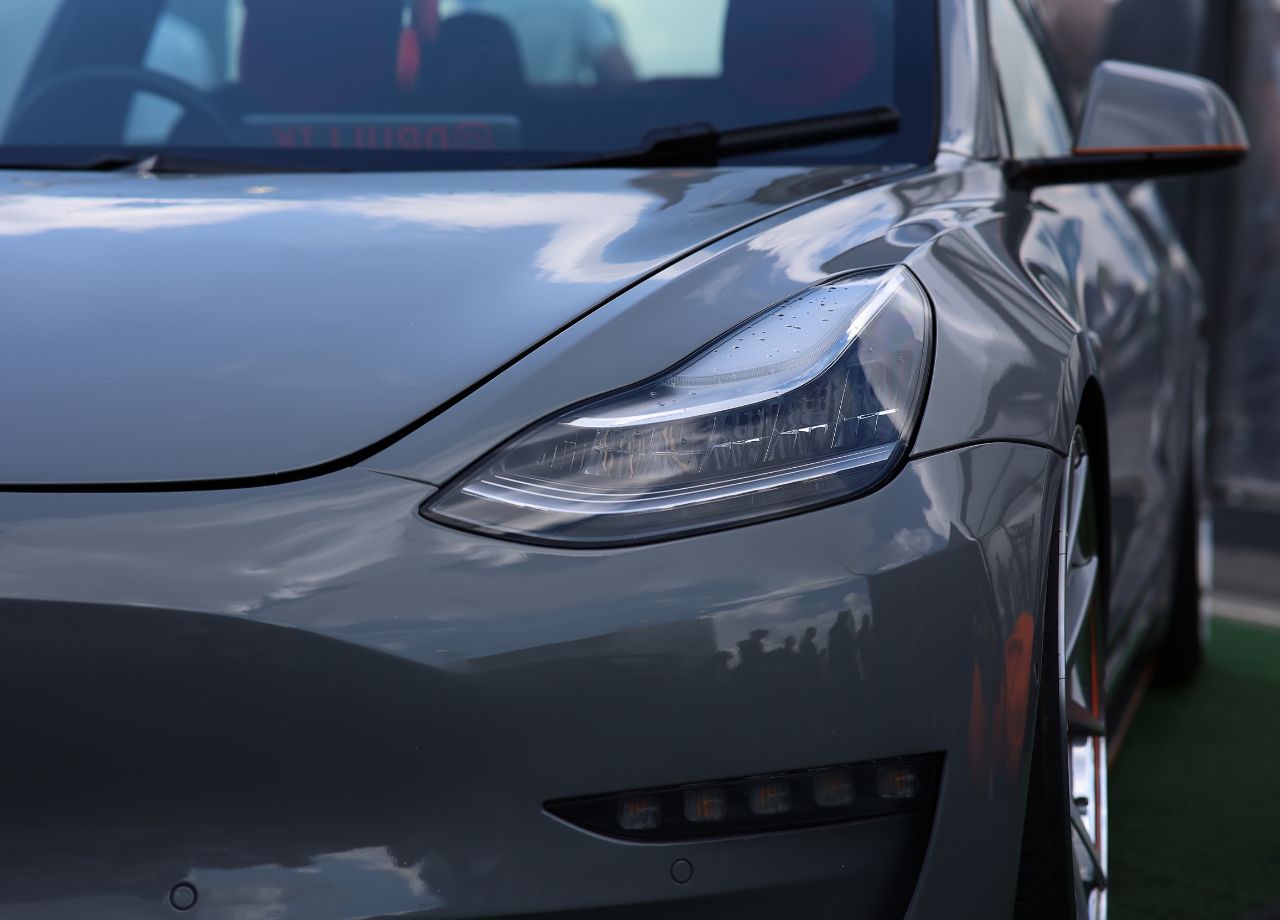 Read more about the article Absatz­ein­brüche bei E-Autos: Wird Elon Musk für Tesla zum Störfaktor?