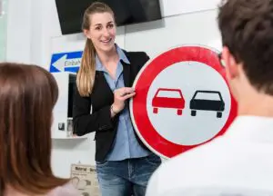 Read more about the article Büffeln ist Pflicht! So gelingt die theore­tische Fahrprüfung