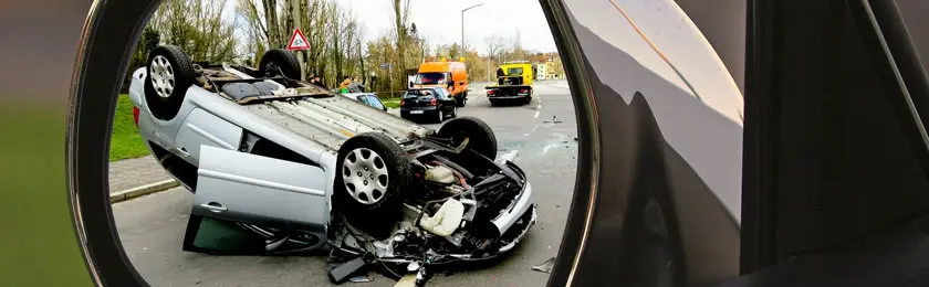 Rückspiel mit verunfallten Auto.