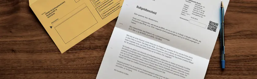 Ein gelber Umschlag und ein Bußgeldbescheid gegen den Einspruch eingelegt worden ist. Dieser Einspruch soll zurück genommen werden.
