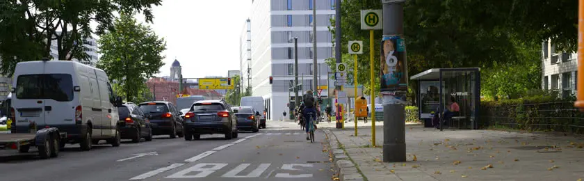 Read more about the article Wer haftet bei Überhol­ma­növer eines haltenden Busses?