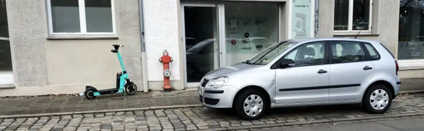 Sturmschaden an einem Fahrzeug. 
